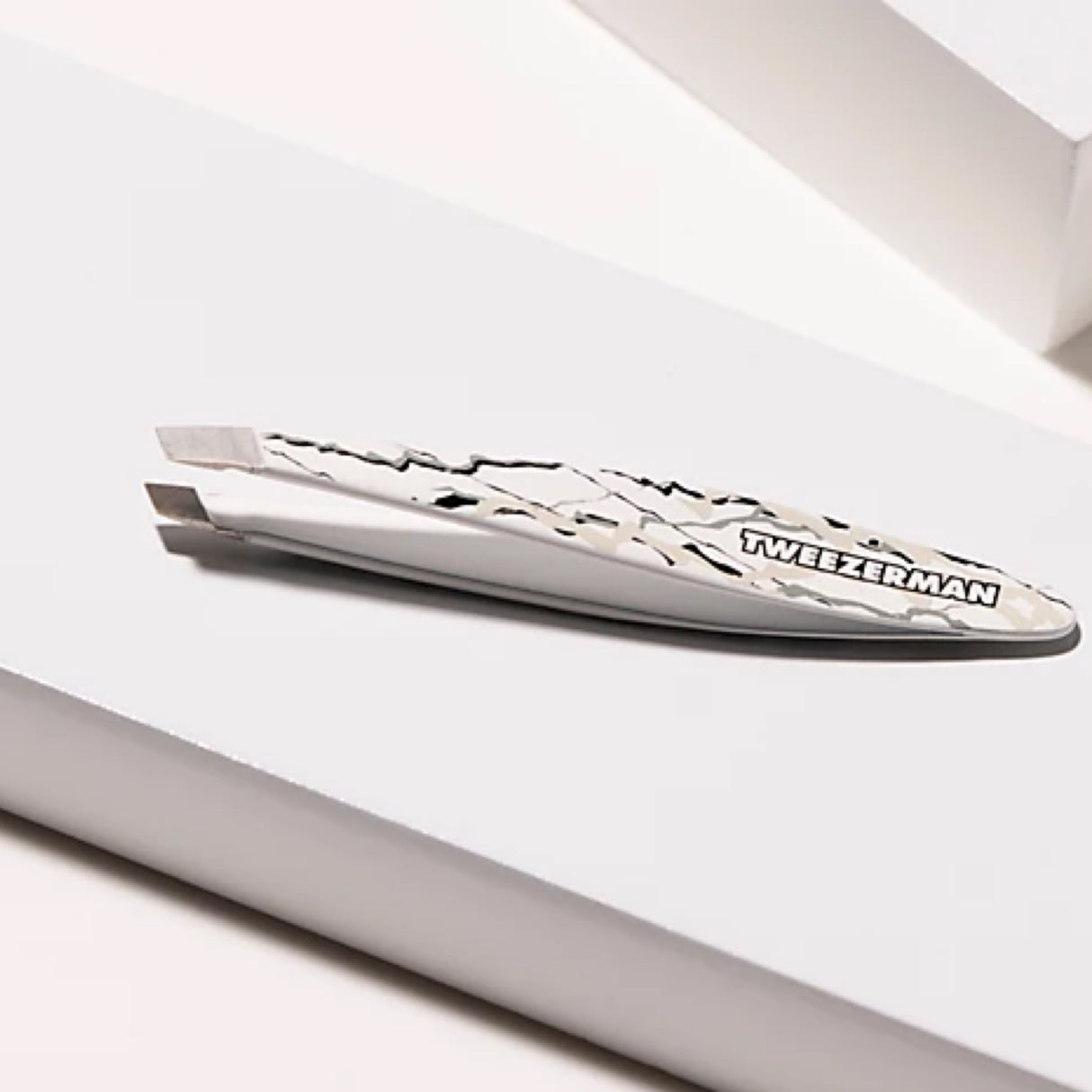 TWEEZERMAN Mini Slant Tweezer Marble